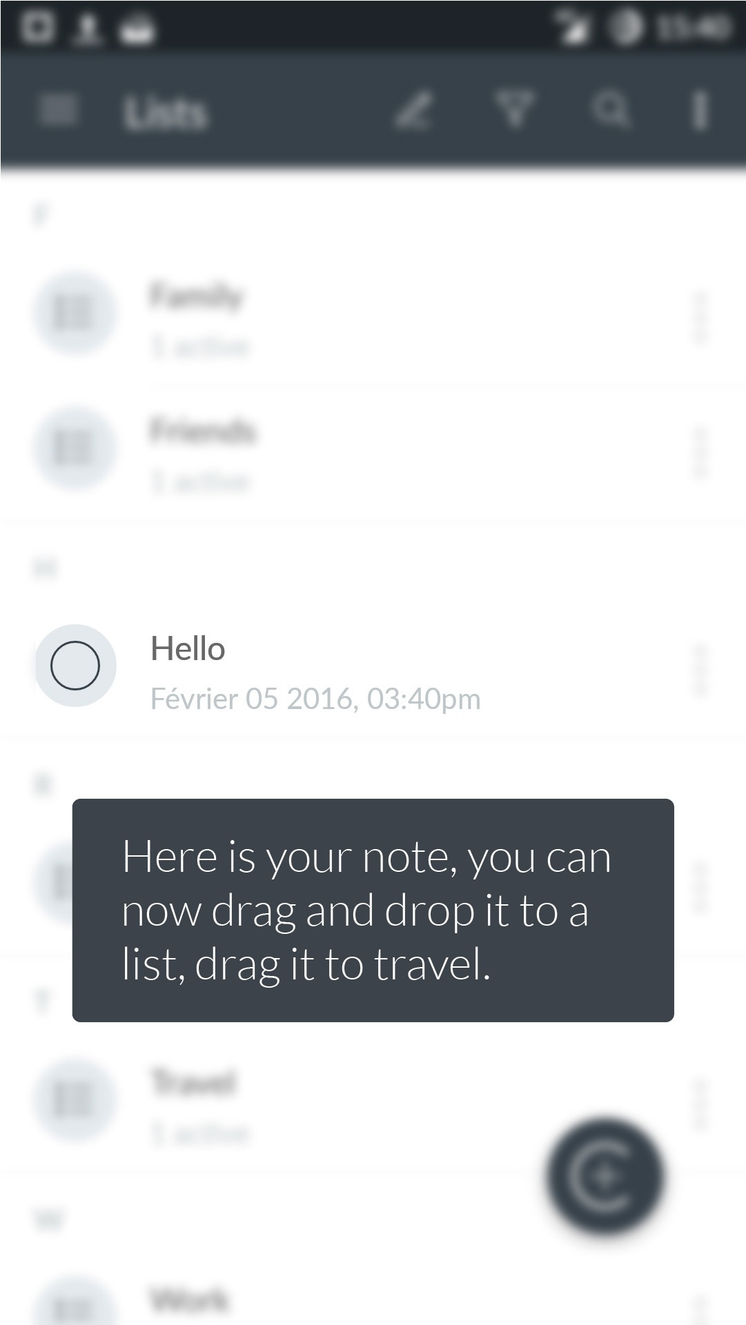 Ecran de l'application montrant la note parmi les listes et qui explique qu'on peut la glisser dans la liste 'voyages'.