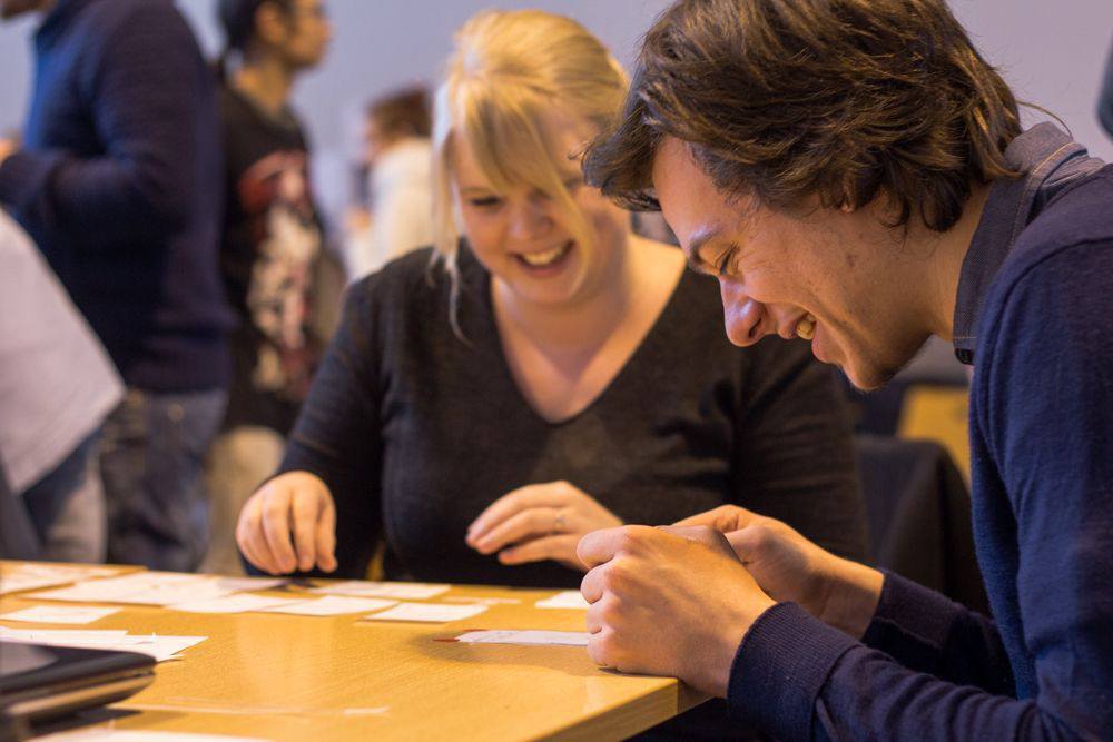 Photo d'un étudiant essayant notre prototype papier.
