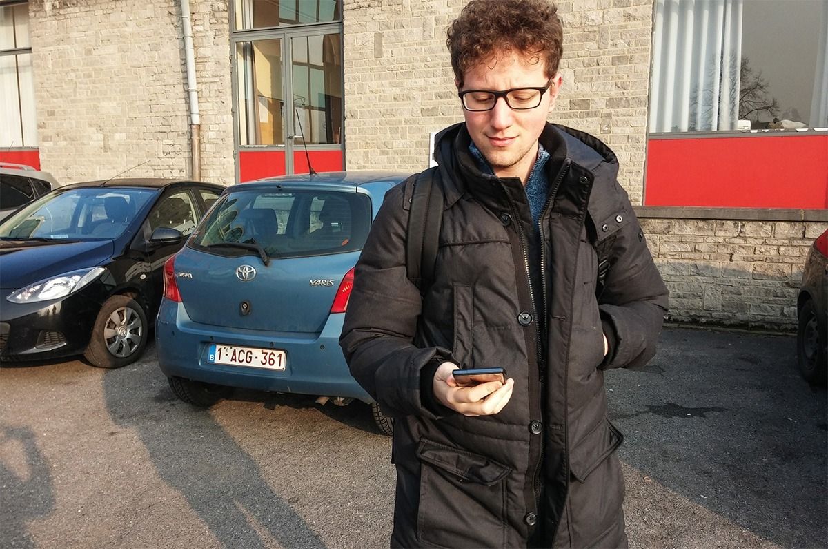 Photo de Simon, sur son gsm, cherchant une activité