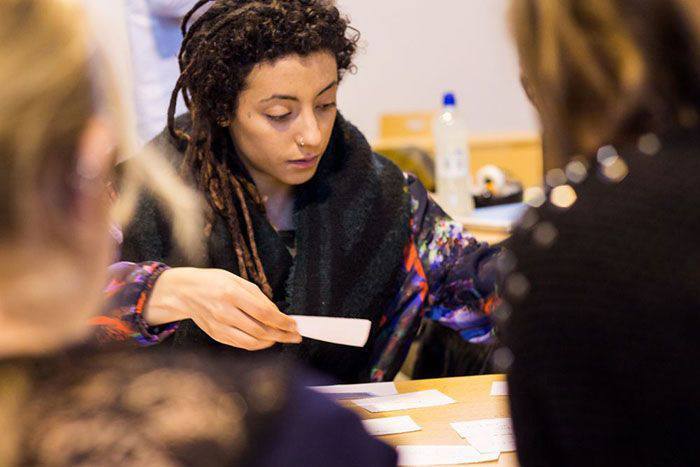 Photo d'une étudiante procédant au tri à cartes.
